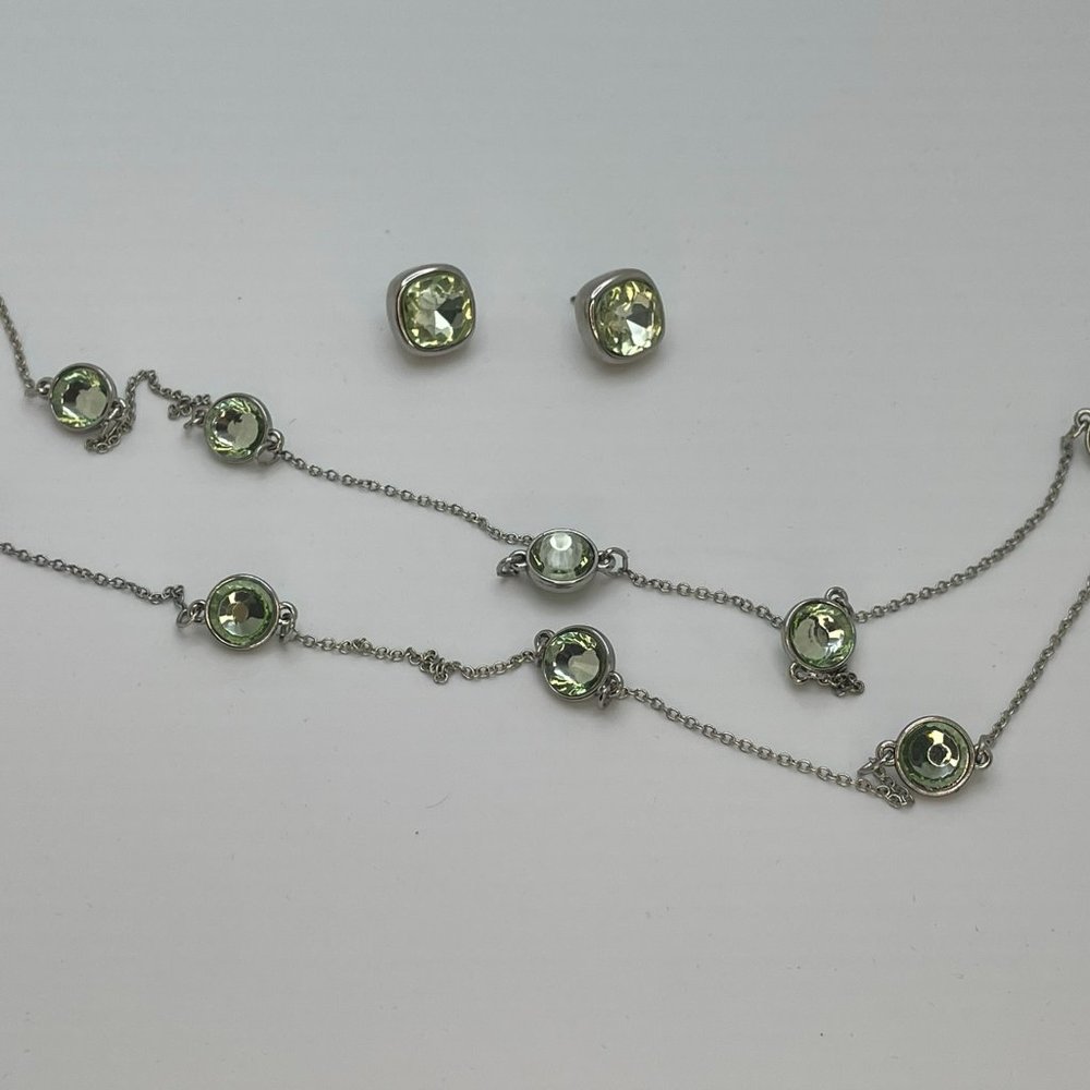 Long silver necklace with clear green chrystal and earrings